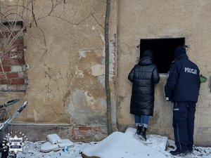 policjant sprawdza pustostan