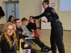 strażnicy miejscy rozdają odblaski