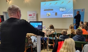 mężczyzna wyświetla prezentacje