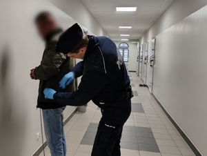 policjant sprawdza zatrzymanego