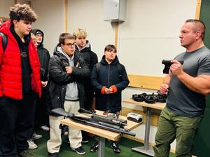 mężczyzna prezentuje jednostki broni młodzieży