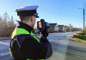 policjant mierzy prędkość