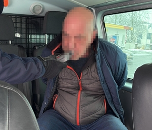 mężczyzna podczas badanie stanu trzeźwości