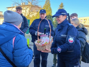policjanci rozdają elementy odblaskowe i ulotki