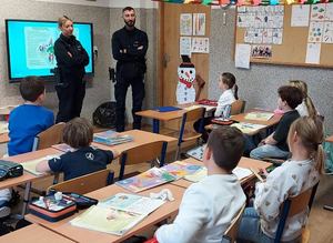 policjanci z dziećmi