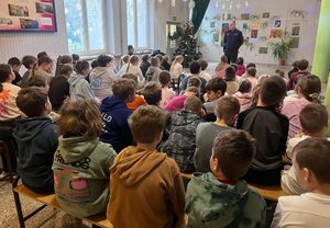 policjanci rozmawiają z dziećmi