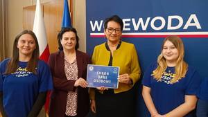 dwie kobiety z młodzieżą