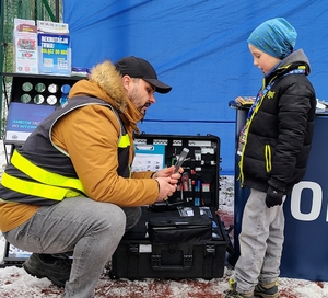uśmiechnięte dzieci w radiowozie