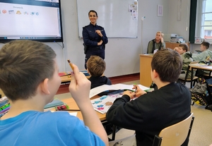 policjanci rozmawiają z dziećmi