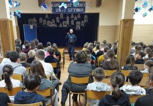 policjanci rozmawiają z dziećmi