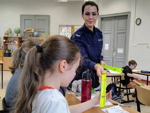 policjantka przekazuje dzieciom odblaski