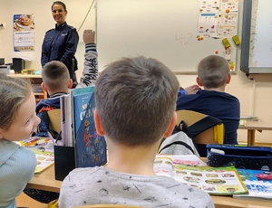 policjantka rozmawia  dziećmi