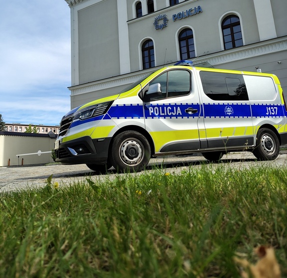 radiowóz przed komendą