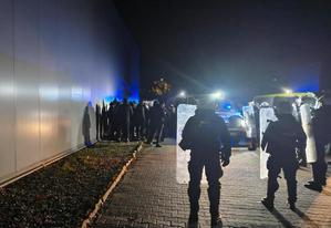 policjanci z tarczami