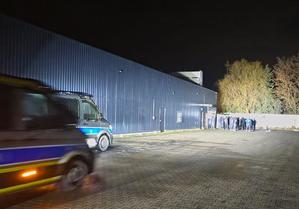 grupa osób na parkingu