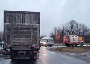 kilka pojazdów, straż pożarna, policja na drodze