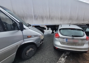 uszkodzone pojazdy w zdarzeniu drogowym