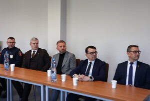 grupa mężczyzn w garniturach