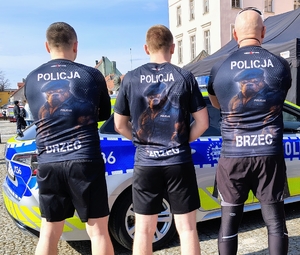 grupa osób w sportowych strojach