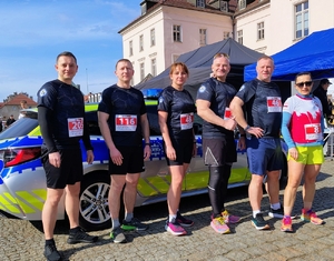 grupa osób w sportowych strojach