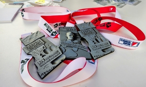 trzy medale na biało-czerwonej wstędze