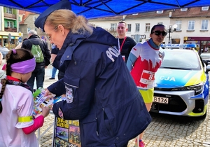 policjantka przekazuje dzieciom odblaski