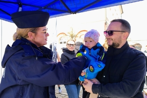policjantka przekazuje dzieciom odblaski