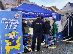 policjantka przekazuje dzieciom odblaski