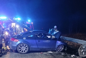 po zmroku na drodze dwa uszkodzone samochody