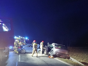 strażacy wykonują czynności przy wypadku drogowym