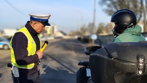 policjanci z żółtych kamizelkach