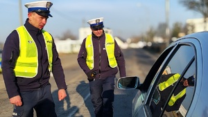 policjanci z żółtych kamizelkach