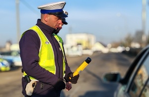 policjanci z żółtych kamizelkach