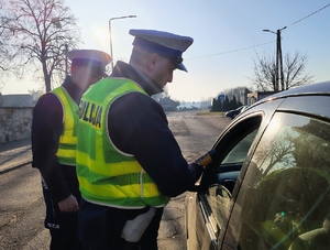 policjanci z żółtych kamizelkach