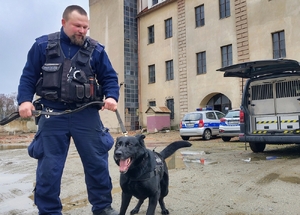 policjant z psem służbowym