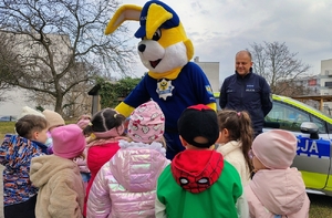 policjant rozmawia z dziećmi