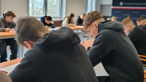 MŁODZIEŻ PISZE TEST