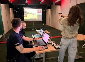 młodzież na wirtualnej strzelnicy wraz z policjantami