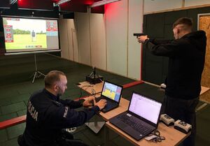 młodzież na wirtualnej strzelnicy wraz z policjantami