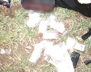 zabezpieczone narkotyki w białych woreczkach