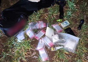 zabezpieczone narkotyki w białych woreczkach