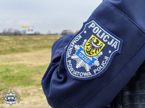 mundur policyjny a na nim logo Komendy Powiatowej Policji w Brzegu