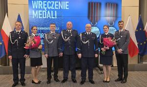 grupa policjantów w galowych mundurach