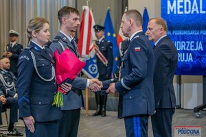 wręczanie medali dla policjantów