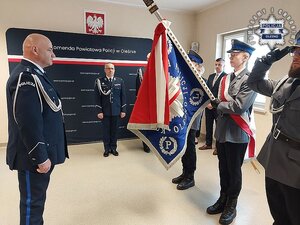 grupa umundurowanych policjantów