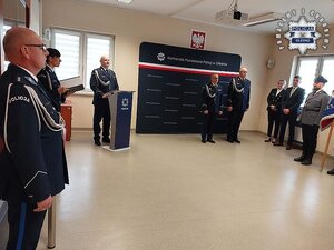 grupa umundurowanych policjantów