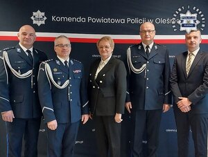 grupa umundurowanych policjantów