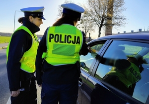 policjantki kontrolują pojazd