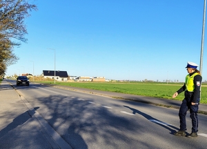 policjantka zatrzymuje pojazd do kontroli