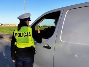 policjantki podczas kontroli drogowych